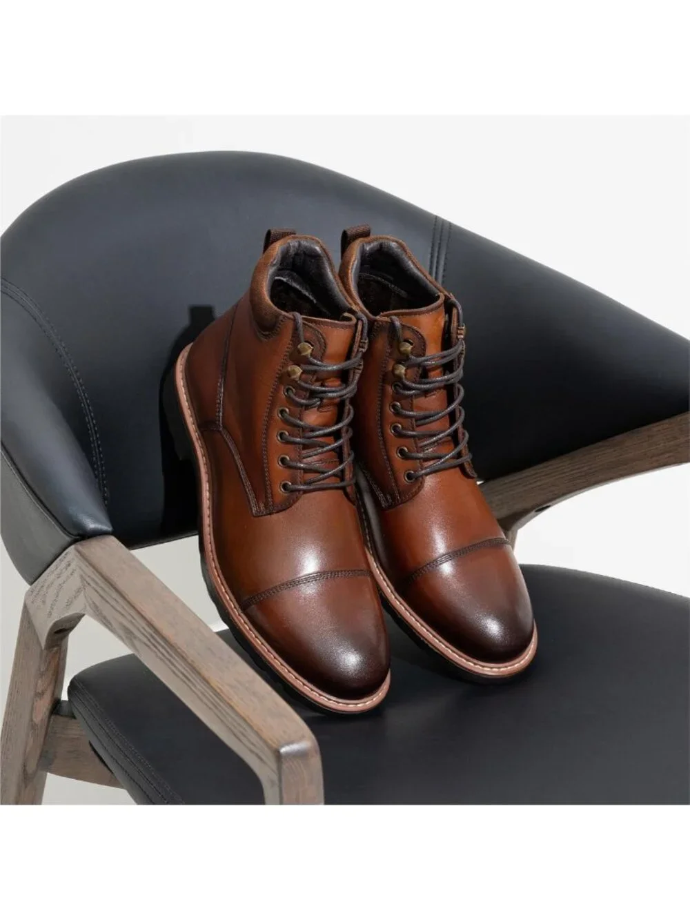 Stylish Men's Leather Chukka Boots - Versatile Dress Footwear for Any Occasion